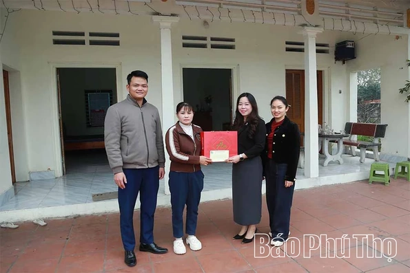 Chăm lo Tết cho phụ nữ nghèo ở xã Đại Đình