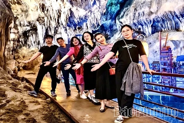 Khám phá quần thể hang động Núi Đầu Rồng