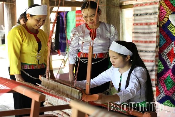 Thổ cẩm kể chuyện bản làng