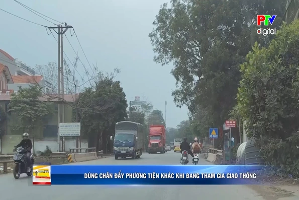 Nguy hiểm khi dùng chân đẩy phương tiện khác khi đang tham gia giao thông