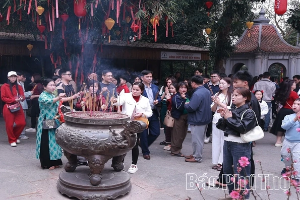 Đầu năm hành hương về với cội nguồn