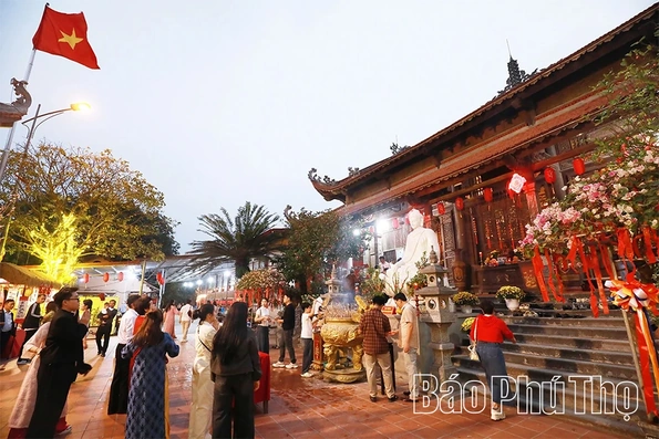 Người dân Phú Thọ rộn ràng du Xuân đầu năm