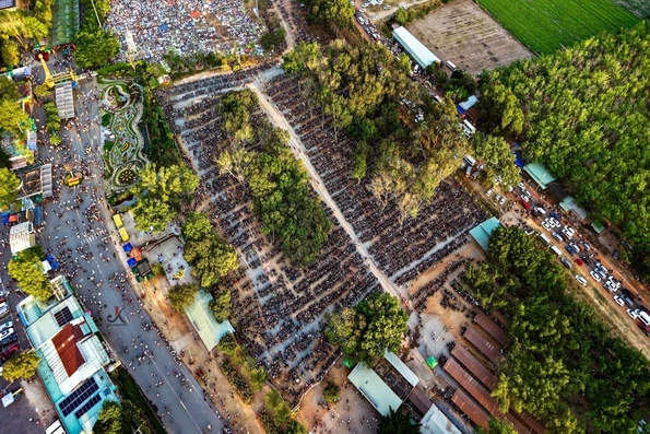 Biển người đổ về núi Bà Đen hành hương dịp đầu năm