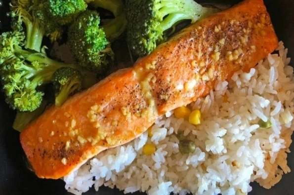 Ăn theo thứ tự “rau, thịt, cơm” giúp ổn định đường huyết, giữ dáng