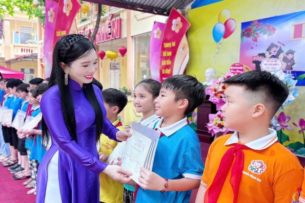 Trường Tiểu học Đinh Tiên Hoàng được tặng thưởng Huân chương Lao động hạng Nhất