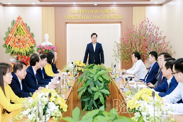 Chủ tịch UBND tỉnh Trần Duy Đông thăm, chúc mừng Bệnh viện Y dược cổ truyền và Phục hồi chức năng