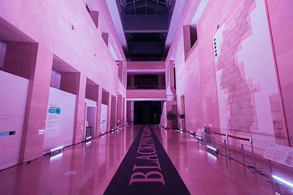 BLACKPINK nhuộm hồng bảo tàng hàng đầu Hàn Quốc cho màn comeback “DEADLINE”