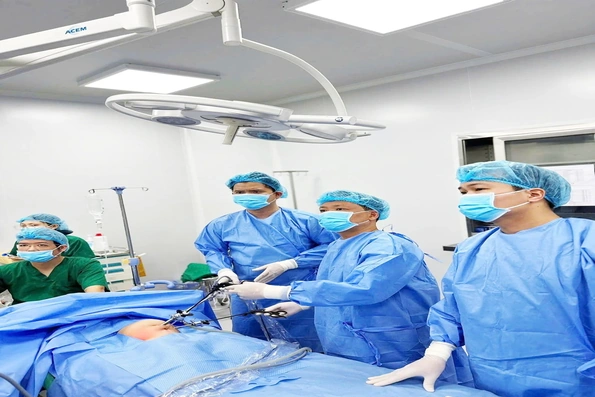 Cấp cứu xuyên đêm, mổ nội soi cứu bé 4 tháng tuổi thoát nguy cơ hoại tử ruột