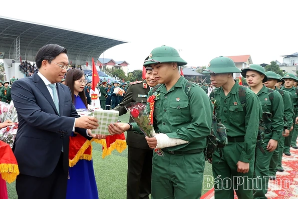 Thứ trưởng Bộ Công an và Chủ tịch UBND tỉnh Phú Thọ động viên tân binh lên đường nhập ngũ