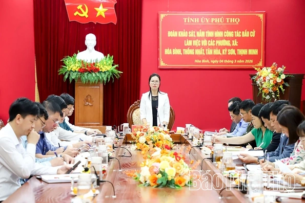 Chủ tịch Ủy ban MTTQ tỉnh Bùi Thị Minh khảo sát, nắm tình hình công tác bầu cử tại Đơn vị bầu cử số 15