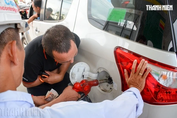 Lắc xe khi tiếp nhiên liệu có giúp đổ được nhiều xăng, dầu hơn?