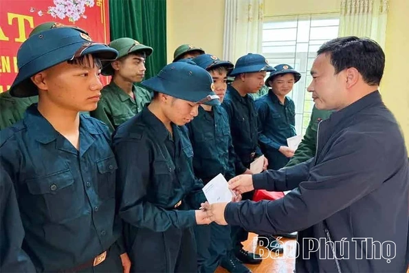 Trao hơn 5,6 tỷ đồng thăm hỏi, động viên công dân nhập ngũ