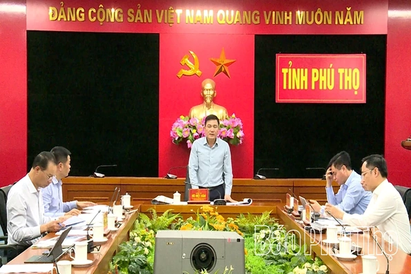 Phó Chủ tịch UBND tỉnh Vũ Việt Văn nghe báo cáo thực hiện một số dự án nhà ở xã hội