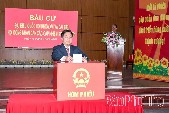 Chủ tịch UBND tỉnh Trần Duy Đông dự khai mạc và bỏ phiếu bầu cử tại phường Vĩnh Phúc