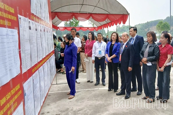 Phó Bí thư Tỉnh ủy, Chủ tịch HĐND tỉnh Bùi Đức Hinh kiểm tra công tác bầu cử tại xã Hợp Kim