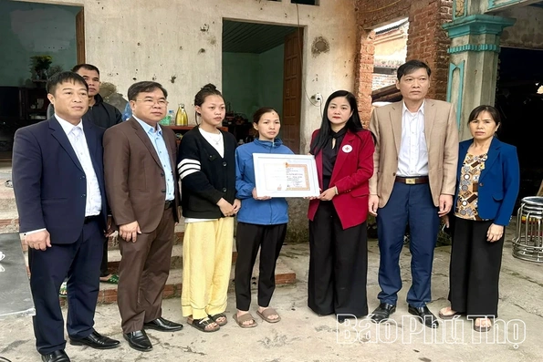 Trao Bằng ghi nhận nghĩa cử cao đẹp cho gia đình người hiến tạng