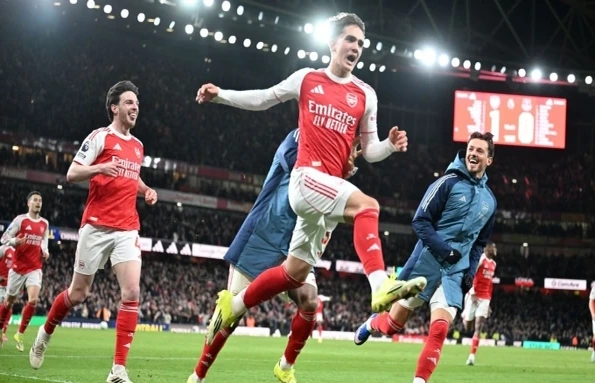 Tài năng 16 tuổi giúp Arsenal tiến gần chức vô địch Ngoại hạng Anh