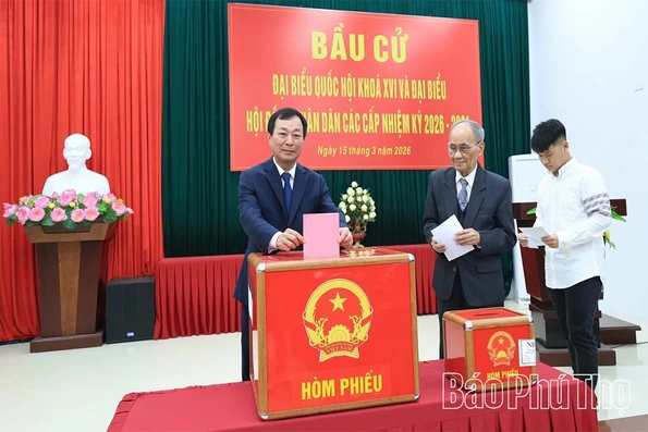 Phó Bí thư Thường trực Tỉnh ủy Bùi Văn Quang dự khai mạc và bỏ phiếu bầu cử tại phường Thanh Miếu