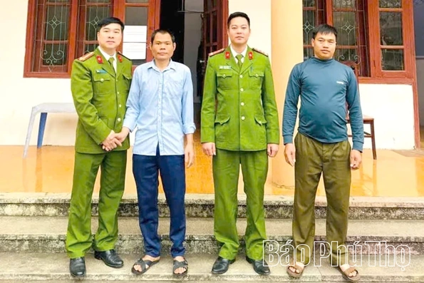 Công an xã Lạc Sơn hỗ trợ người dân nhận lại số tiền chuyển khoản nhầm