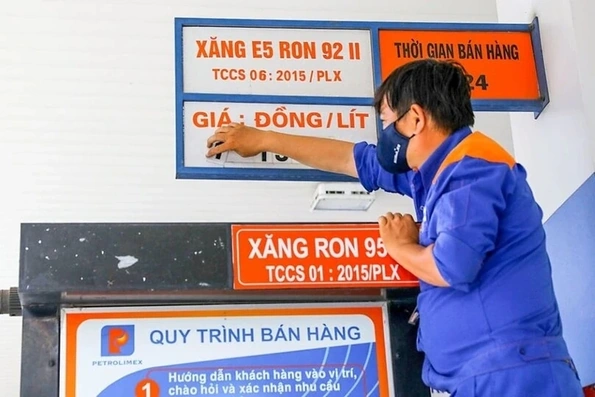 Giá xăng dầu chỉ được điều chỉnh ngay sau 1 ngày khi giá cơ sở tăng từ 15% trở lên