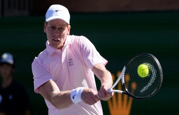 Sinner cân bằng kỷ lục của Djokovic