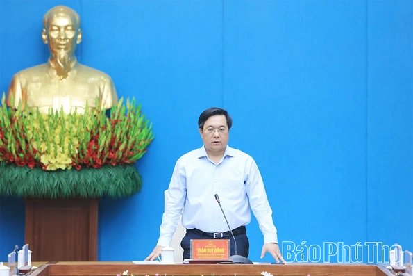 Chủ tịch UBND tỉnh Trần Duy Đông nghe báo cáo tình hình phát triển kinh tế - xã hội và tháo gỡ khó khăn giải phóng mặt bằng các dự án