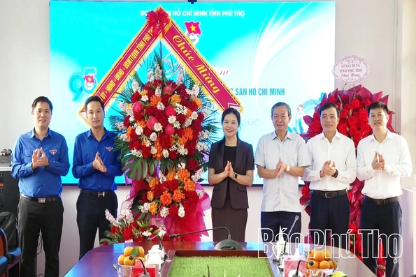 Phó Bí thư Tỉnh ủy, Chủ tịch Ủy ban MTTQ tỉnh Bùi Thị Minh chúc mừng Tỉnh Đoàn nhân dịp 26/3