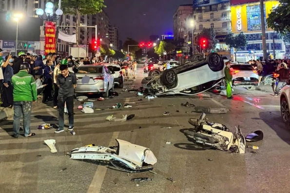 Tạm giữ hình sự tài xế Lexus tông liên hoàn 5 ô tô ở Hà Nội