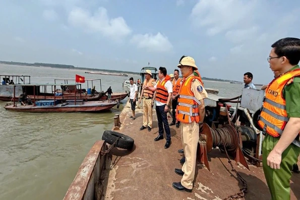 Phú Thọ tập trung tìm kiếm nạn nhân vụ chìm tàu trên sông Hồng