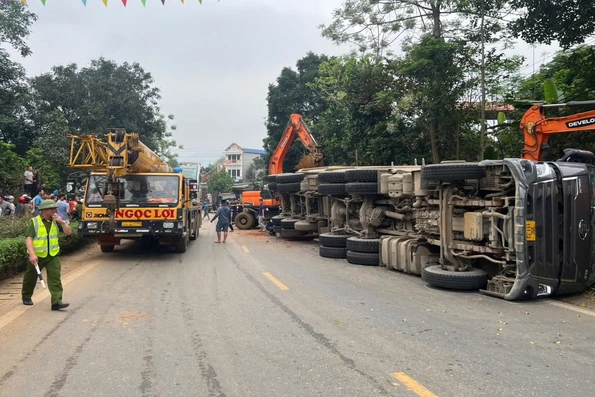 Tai nạn giao thông nghiêm trọng trên đường 12B, xã Lạc Sơn