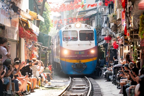 Mức phạt xe máy, ôtô vượt rào chắn đường sắt tăng gấp 4-6 lần