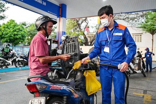 Giá xăng dầu giảm mạnh, có loại hạ tới hơn 4.000 đồng/lít