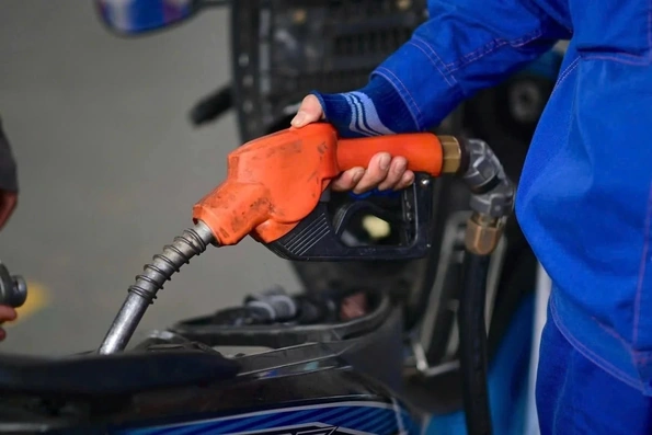 Giá xăng RON 95 giảm hơn 5.600 đồng/lít