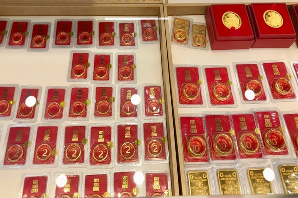 Giá vàng tiếp đà giảm mạnh