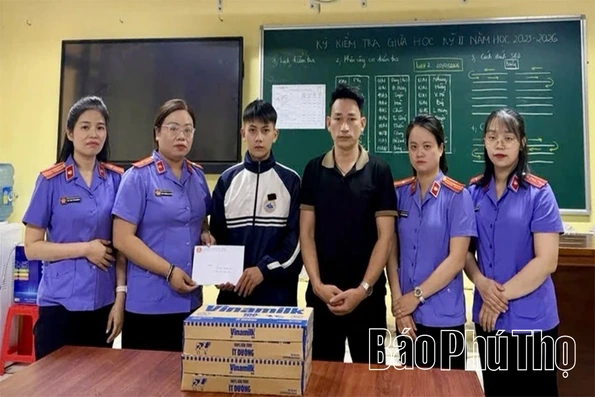 Chi đoàn Viện kiểm sát nhân dân khu vực 9 tặng quà học sinh có hoàn cảnh đặc biệt khó khăn