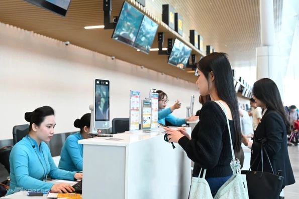 Du khách thấp thỏm sợ bị hủy vé máy bay