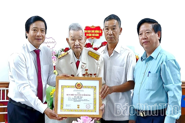 Phó Bí thư Tỉnh ủy Nguyễn Mạnh Sơn trao Huy hiệu 80 năm tuổi Đảng cho đảng viên lão thành