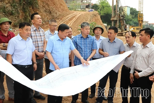 Phó Chủ tịch UBND tỉnh Đinh Công Sứ kiểm tra 2 dự án cấp bách tại khu vực Hòa Bình