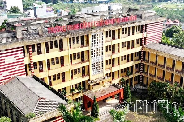 Tiếp nhận cán bộ quản lý, giáo viên, nhân viên của Trường Trung cấp Kỹ thuật - Nghiệp vụ Sông Hồng