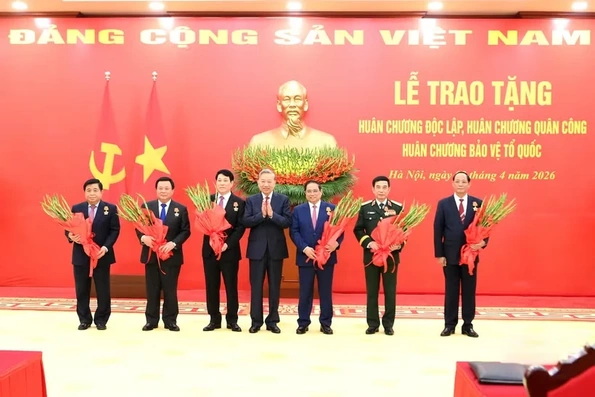 Trao huân chương cao quý tặng các đồng chí lãnh đạo Đảng, Nhà nước, cán bộ cấp cao