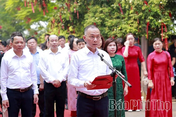 Đoàn đại biểu xã Hương Cần và phường Thống Nhất dâng hương tưởng niệm các Vua Hùng