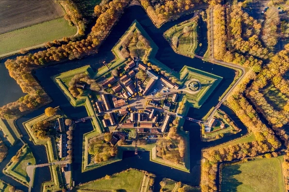 Ngôi làng đẹp như tranh vẽ, gây ấn tượng vì tạo hình ngôi sao độc đáo