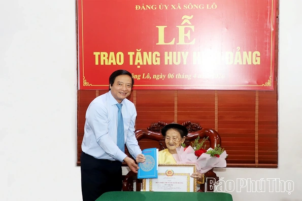 Phó Bí thư Tỉnh ủy Nguyễn Mạnh Sơn trao tặng Huy hiệu 80 năm tuổi Đảng