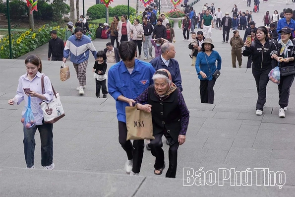 Sắc “áo xanh” hướng về nguồn cội