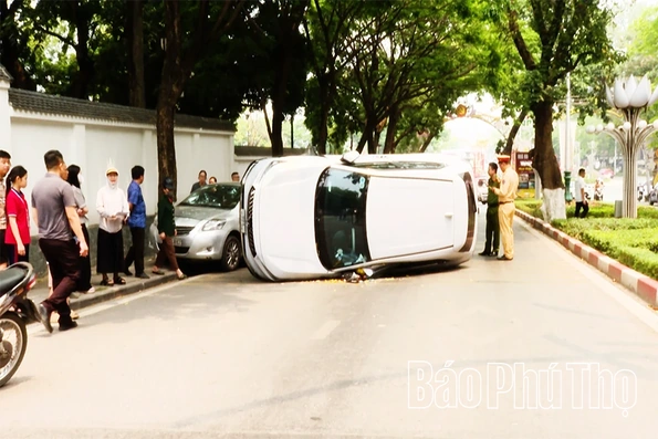 Va chạm giữa hai ô tô, gây ùn ứ giao thông