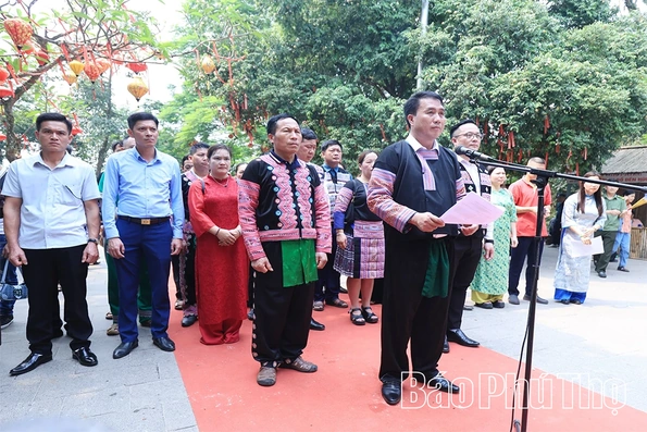 Đoàn đại biểu các xã Thịnh Minh, Lạc Lương, Pà Cò dâng hương tưởng niệm các Vua Hùng