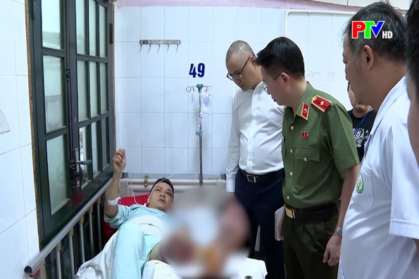 Thăm hỏi, động viên cán bộ bị thương trong quá trình làm nhiệm vụ