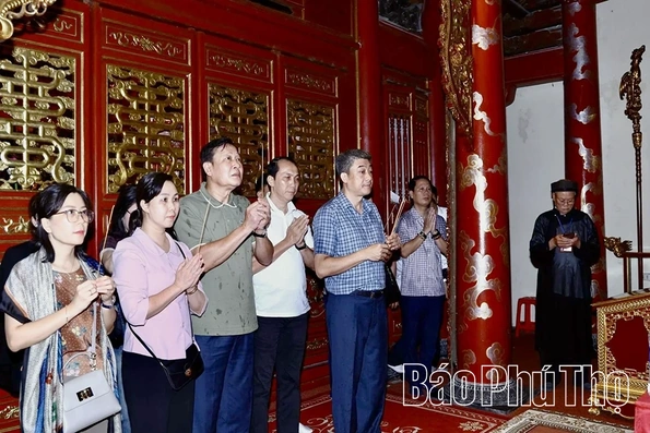 Đoàn công tác Ban Thường vụ Tỉnh ủy Đắk Lắk dâng hương Quốc mẫu Tây Thiên