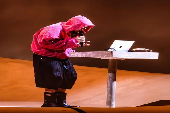 Justin Bieber mặc trang phục của NTK gốc Việt