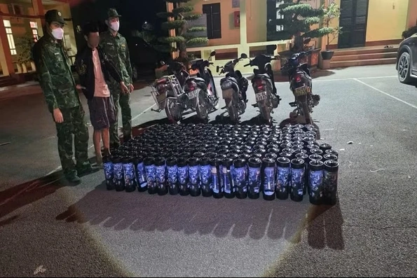 Quảng Ninh: Bắt giữ nhóm vận chuyển trái phép 184 bình khí cười